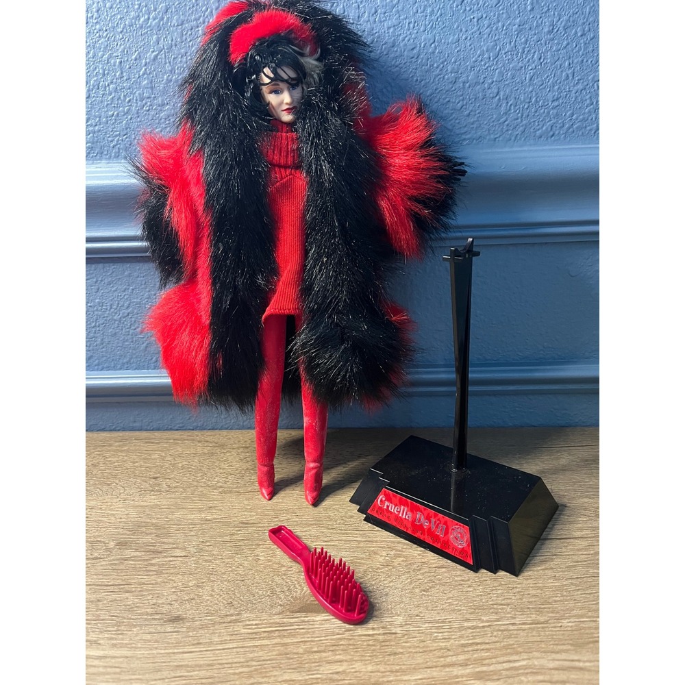 Disney Cruella‎ De Vil Collector Doll Fur Coat Red Boots Stand Display